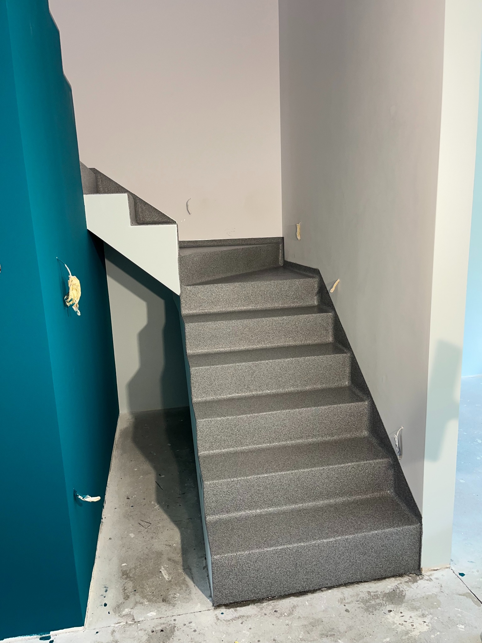 Schody w żywicy poliuretanowej. System antypoślizgowy na piasku kwarcowym