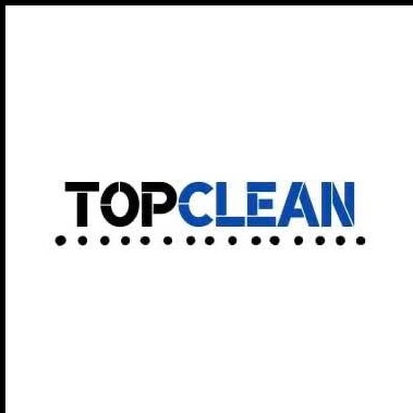 Logo firmy TopClean z napisem w kolorach czarnym i niebieskim, nad rzędem kropek, na białym tle. Minimalistyczny design.