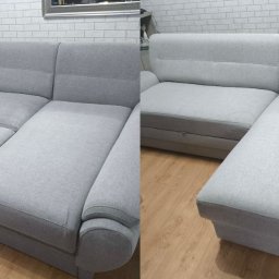 Czystoneo - Jasnoszara, rozłożona kanapa narożna z funkcją spania, widoczna na tle ściany z białej cegły. Widok z dwóch perspektyw, prezentujący detale i kształt mebla.