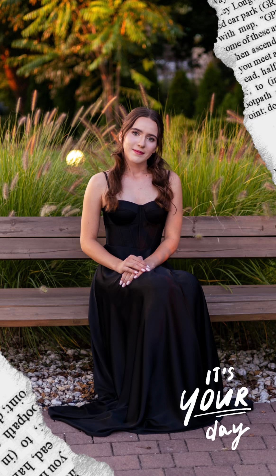 Portret kobiety w czarnej sukni siedzącej na drewnianej ławce w plenerze. W tle trawa i oświetlenie. Na pierwszym planie tekst 'It's YOUR day' i fragmenty tekstu.