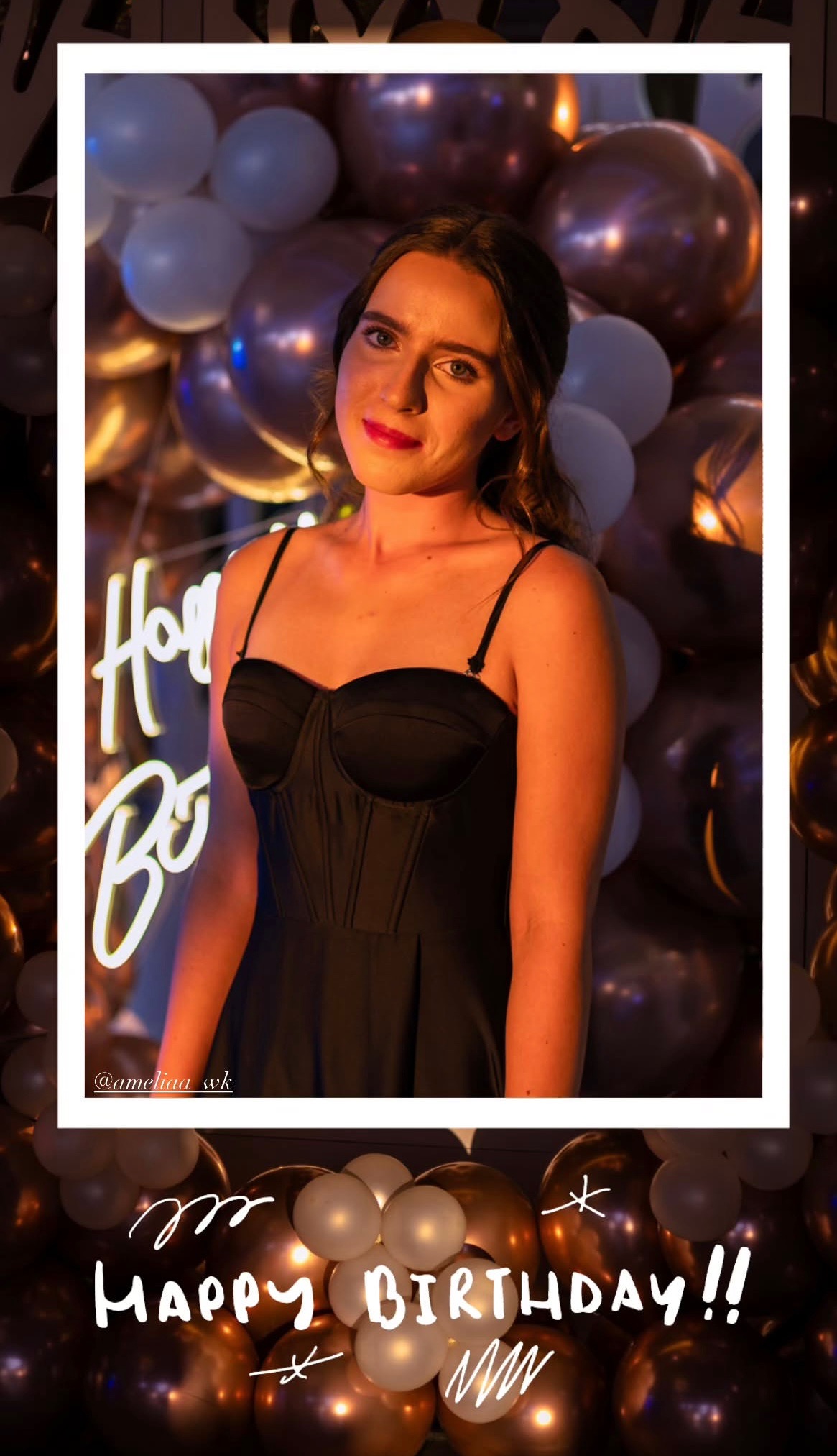 Portret kobiety w czarnej sukience na tle białych i złotych balonów oraz neonowego napisu 'Happy Birthday', w białej ramce z napisem na dole.