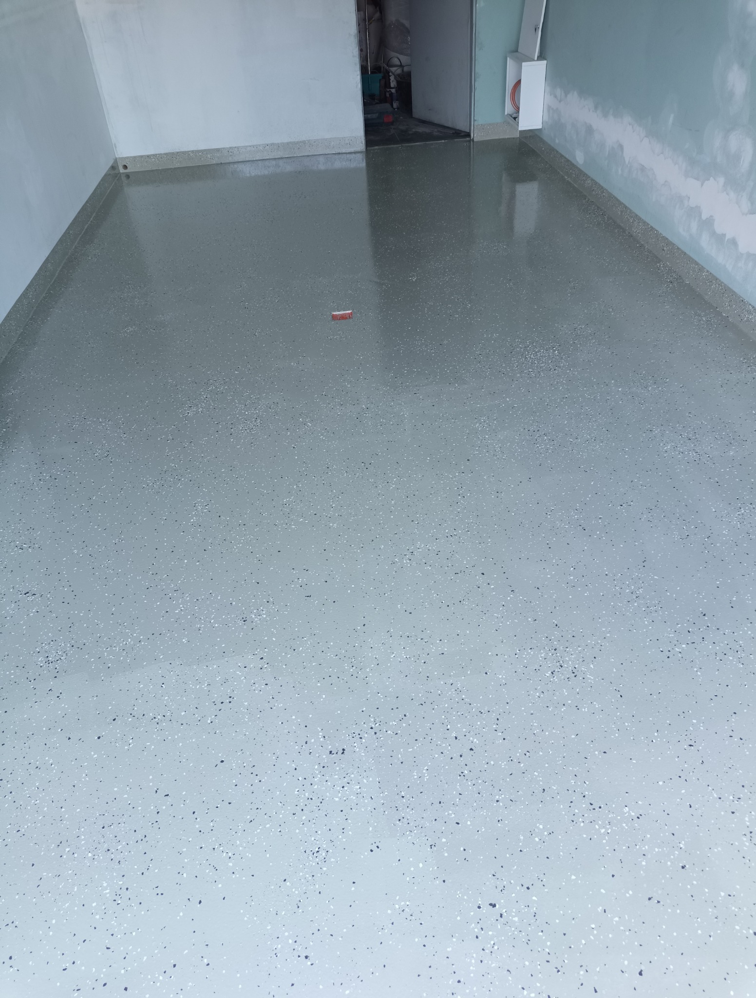 Posadzka w garażu z żywicy epoksydowej.