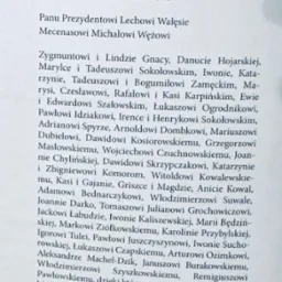 Tekst z podziękowaniami dla osób, w tym dla Lecha Wałęsy, za pomoc i wsparcie, wydrukowany na białym papierze w czarnym kolorze.