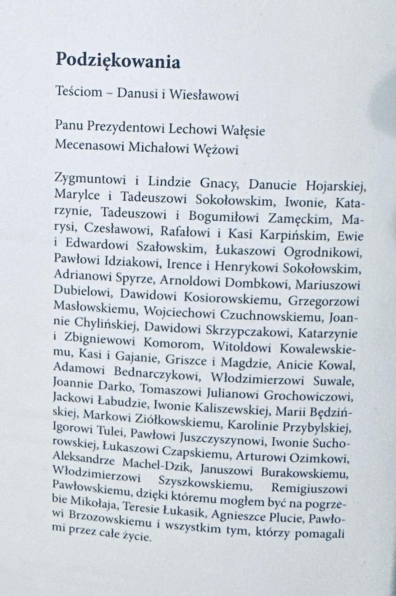 Tekst z podziękowaniami dla osób, w tym dla Lecha Wałęsy, za pomoc i wsparcie, wydrukowany na białym papierze w czarnym kolorze.