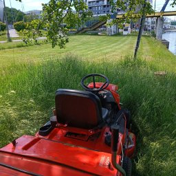 Koszenie trawy traktorkiem