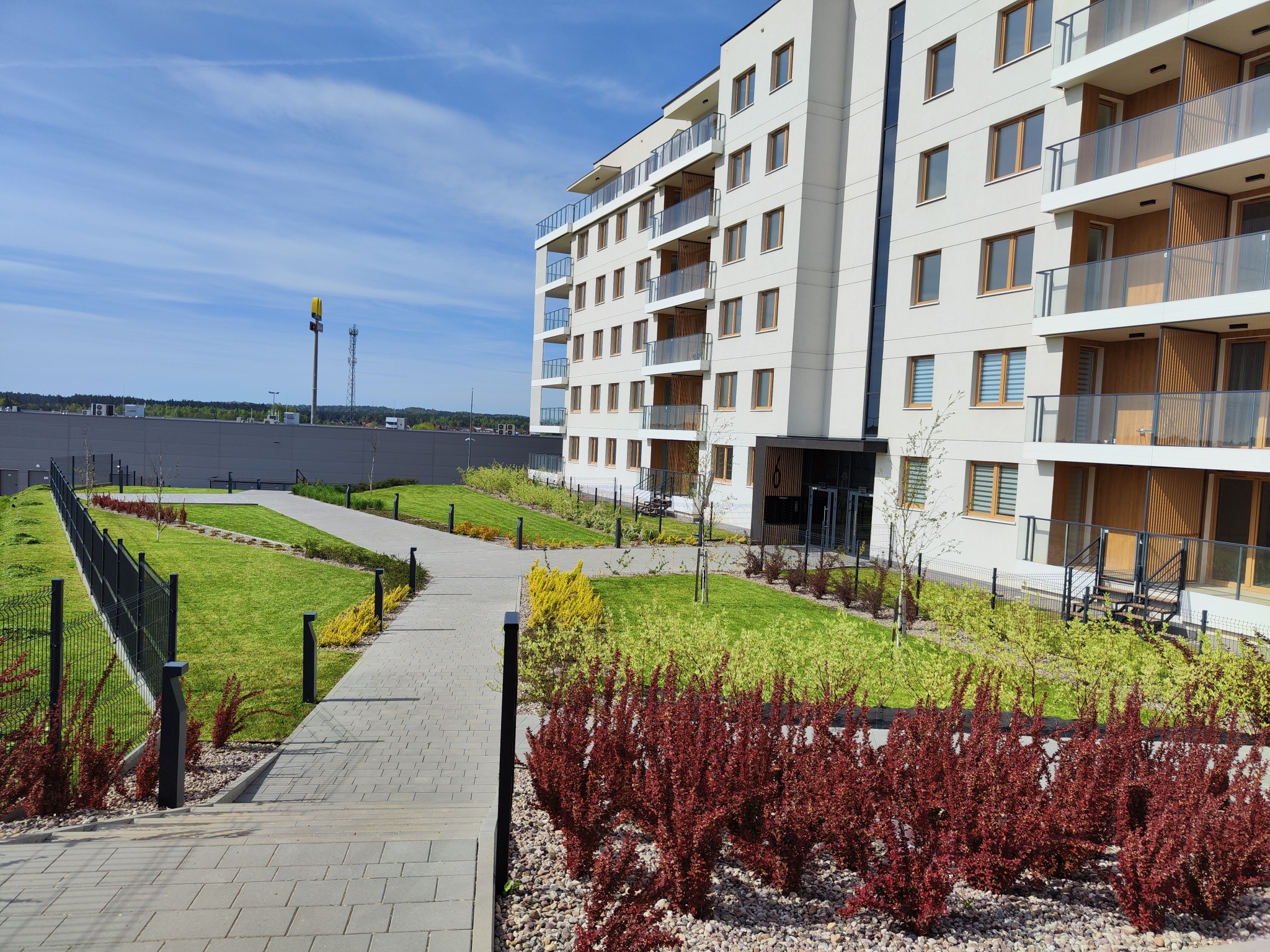 Stałe utrzymanie terenów zielonych wokół nieruchomości w Tucholi.