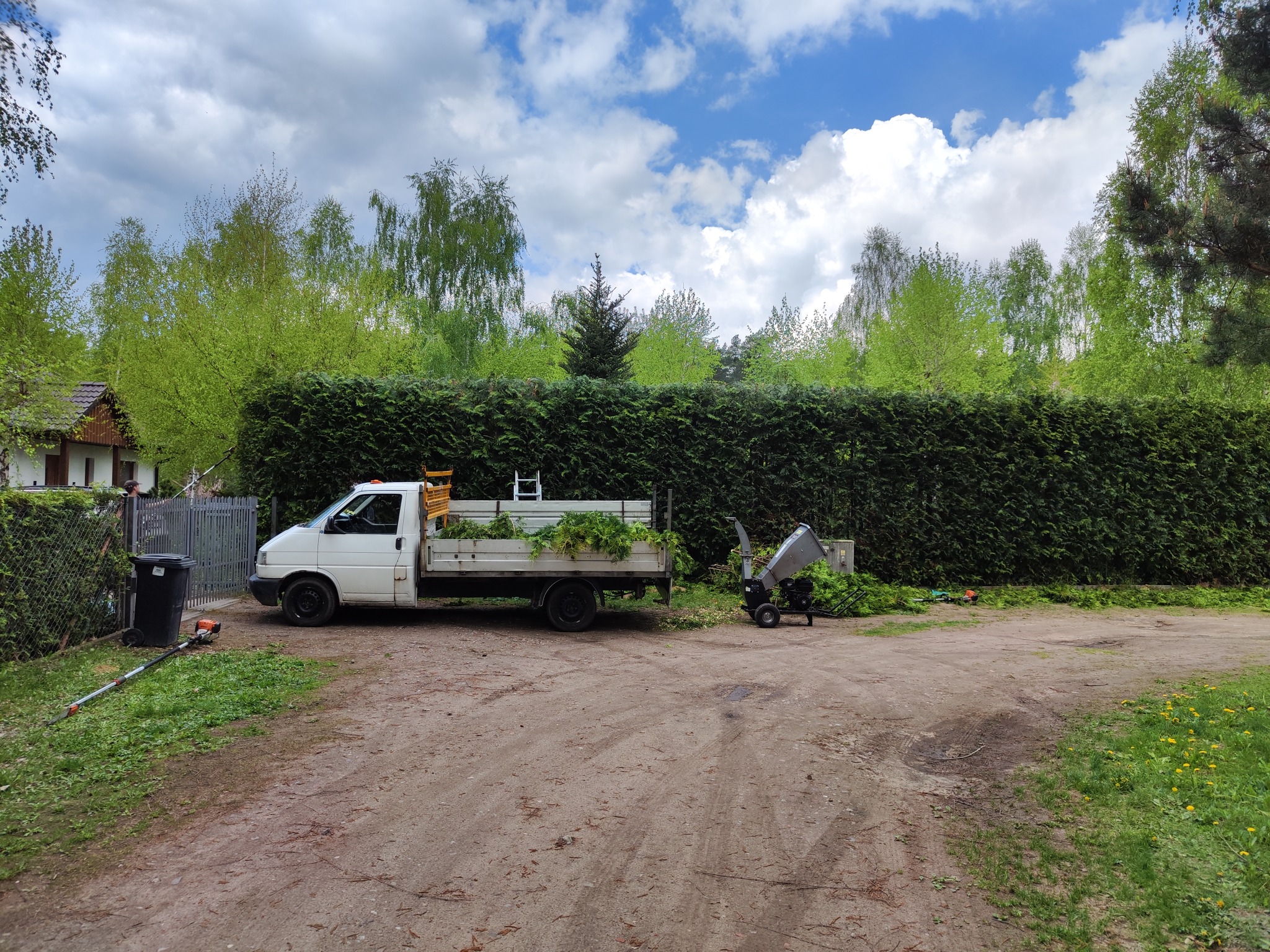 Przycinanie krzewów i żywopłotów wysokich.