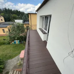 Montaż balkonu z deski kompozytowej.