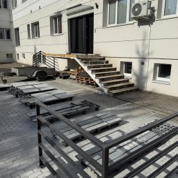 Demontaż i montaż schodów granitowych.