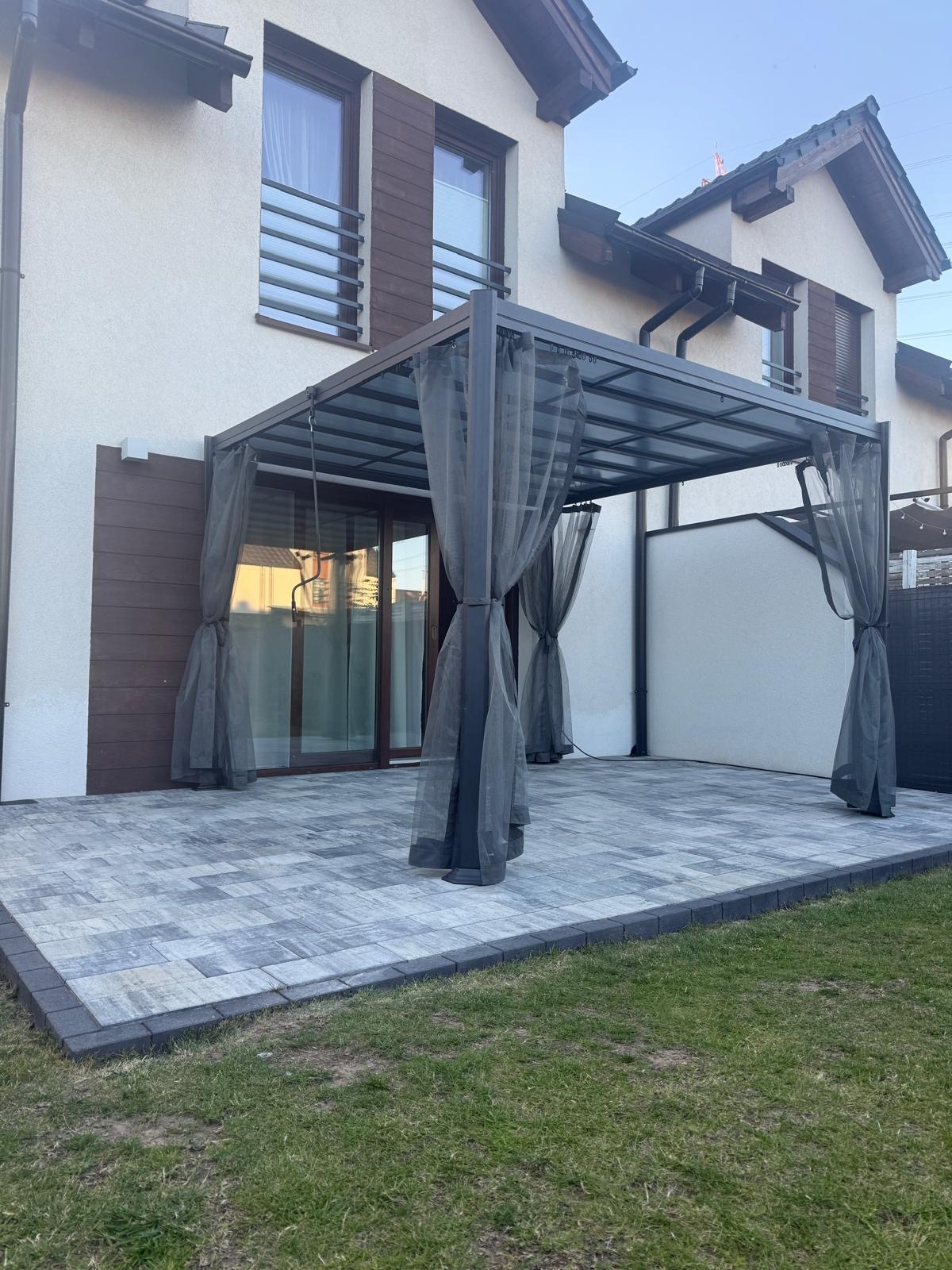 Skręcenie gotowego zadaszenia.