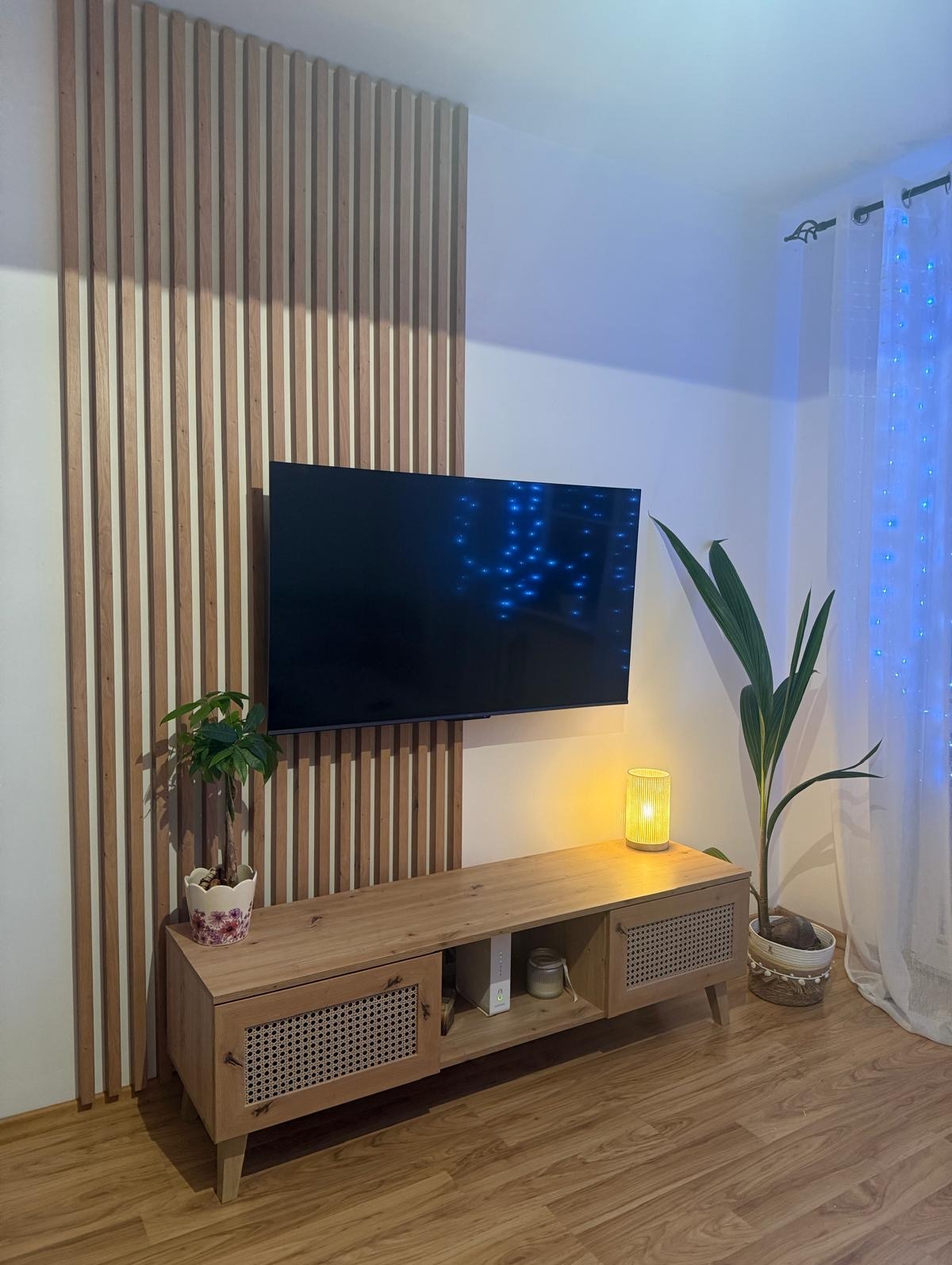 Montaż lameli i TV na ścianie.