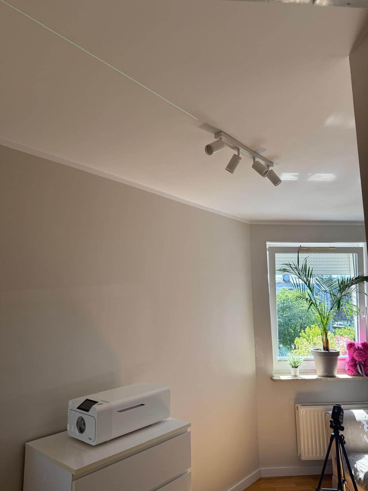 Gipsowanie, malowanie ścian, zawieszenie lampy oraz montaż listew przypodłogowych.