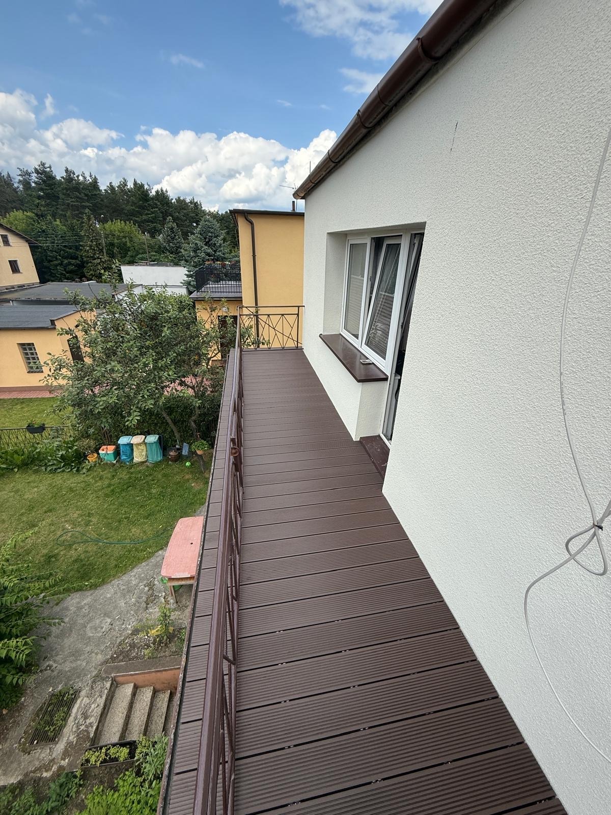 Montaż balkonu z deski kompozytowej.