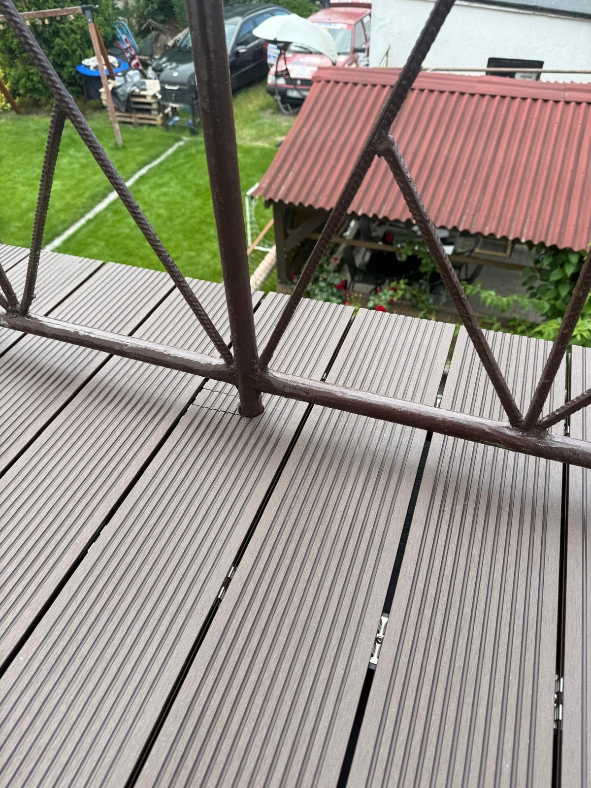 Obrobienie słupka deską kompozytową na balkonie.