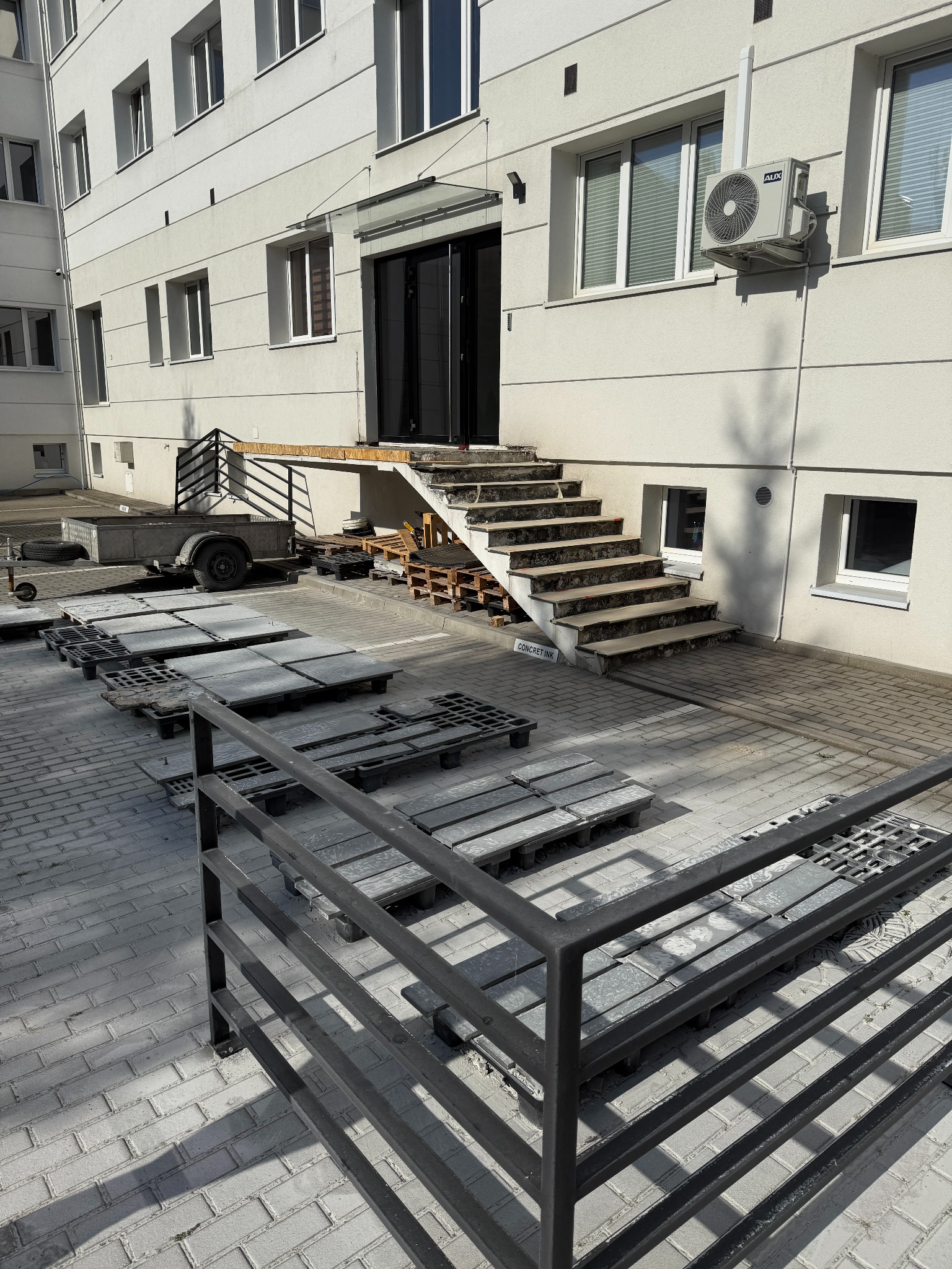 Demontaż i montaż schodów granitowych.