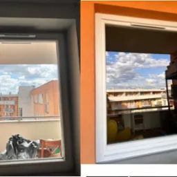 Zdjęcie okna balkonowego przed i po malowaniu. Po lewej surowe wykończenie, po prawej pomalowane na pomarańczowo z widokiem na miasto.