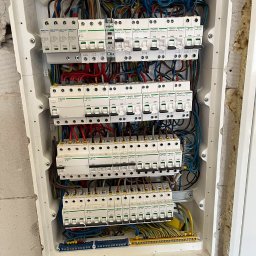 Instalacje elektryczne
Profesjonalny montaż rozdzielnic elektrycznych i tablic bezpiecznikowych. Kompleksowe instalacje elektryczne w budynkach.