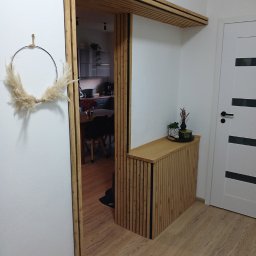 Nowoczesne wykończenia z lamelami
Designerskie zabudowy z drewnianymi lamelami. Eleganckie przedpokoje i wnęki z funkcjonalnymi rozwiązaniami.