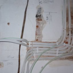 Wykonanie bruzd z mocowaniem kabla instalacja podtynkowa, zbiurka  przewodów wmijscu instalacji skrzynki.