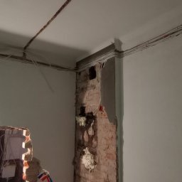 Brozdowanie z mocowaniem kabli, instalacja podtynkowa. Kamiennica.