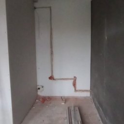 Brozdowanie z mocowaniem kabli, instalacja podtynkowa.