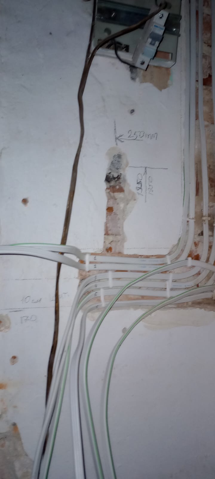 Wykonanie bruzd z mocowaniem kabla instalacja podtynkowa, zbiurka przewodów wmijscu instalacji skrzynki.