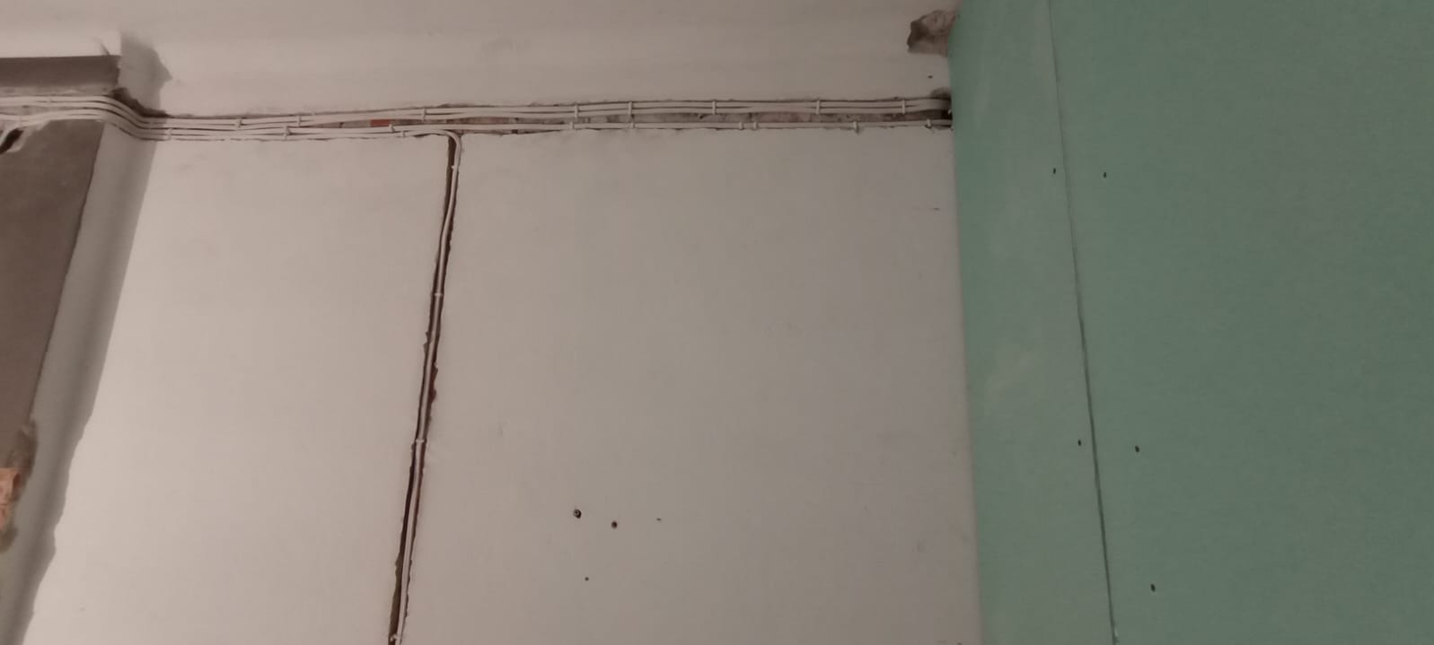 Brozdowanie z mocowaniem kabli, instalacja podtynkowa.