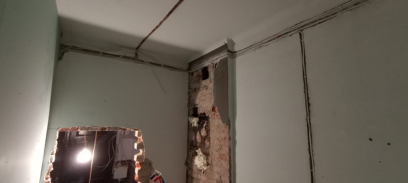 Brozdowanie z mocowaniem kabli, instalacja podtynkowa. Kamiennica.