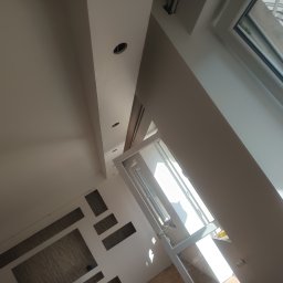 Korona oświetleniowa przy suficie.