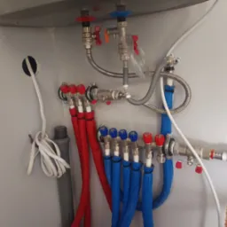 Instalacja hydrauliczna na rozdzielaczu.