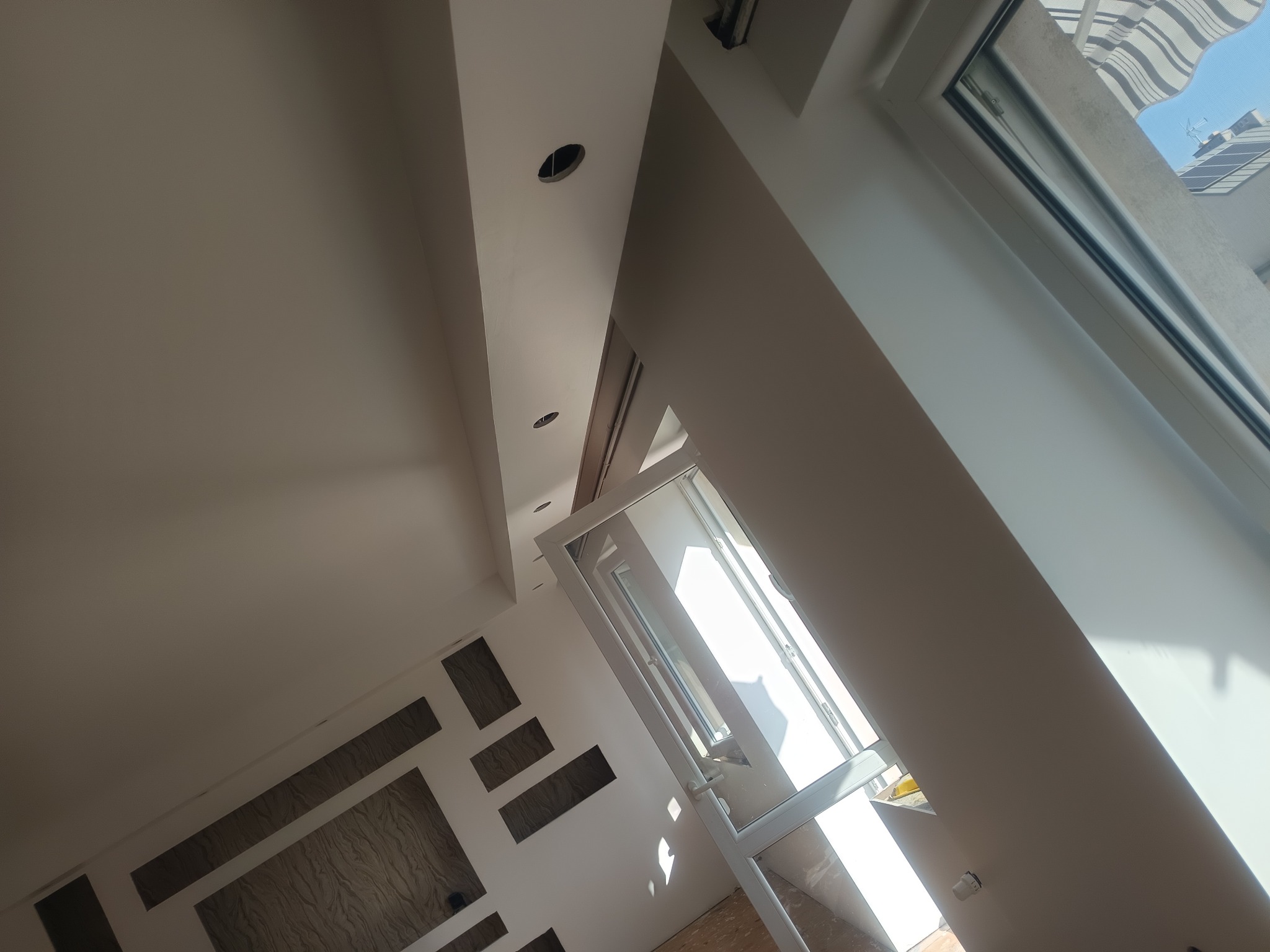 Korona oświetleniowa przy suficie.