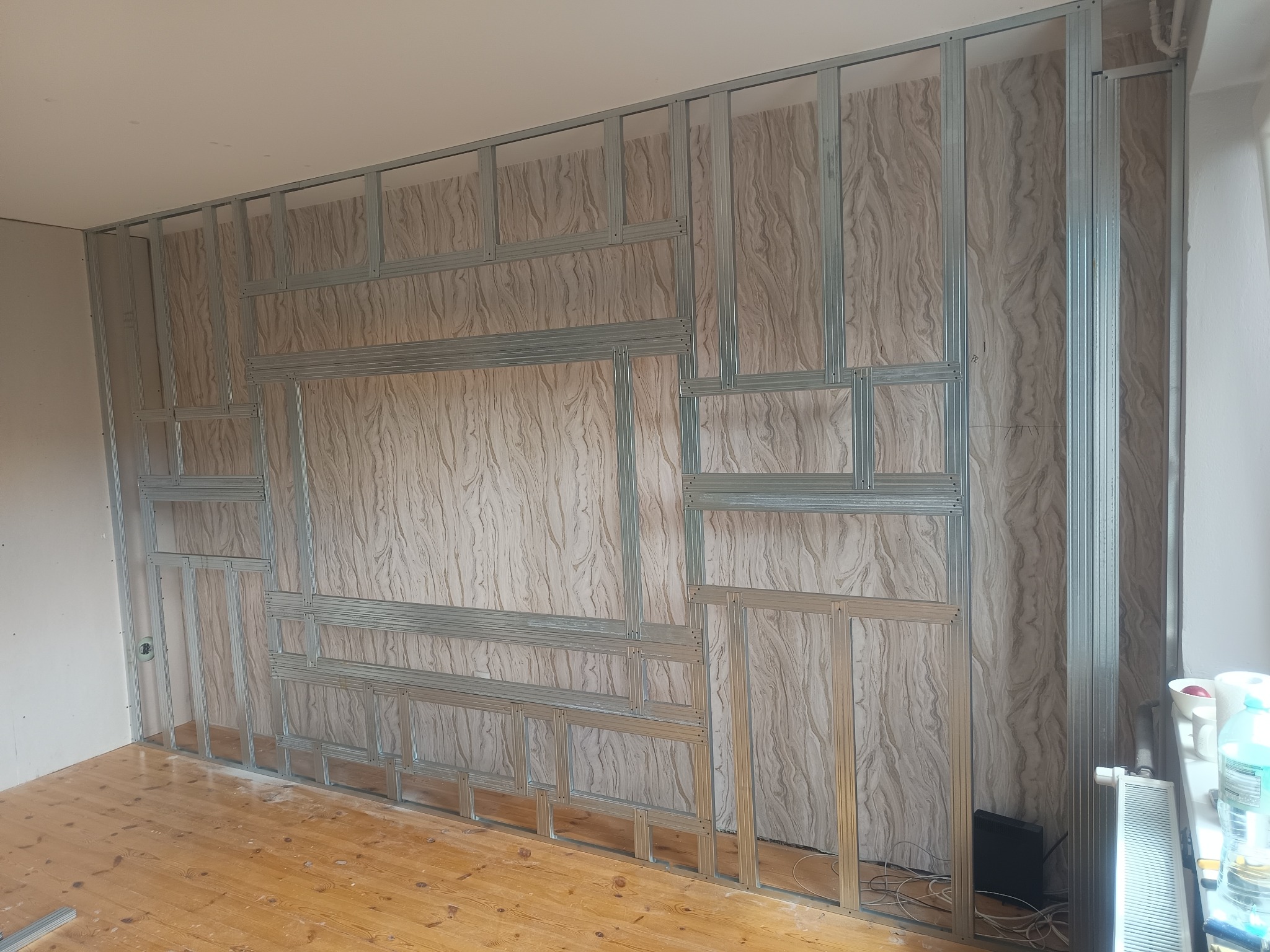 Stelaż odsunięty na gotowe meble spuszczane w ścianę.