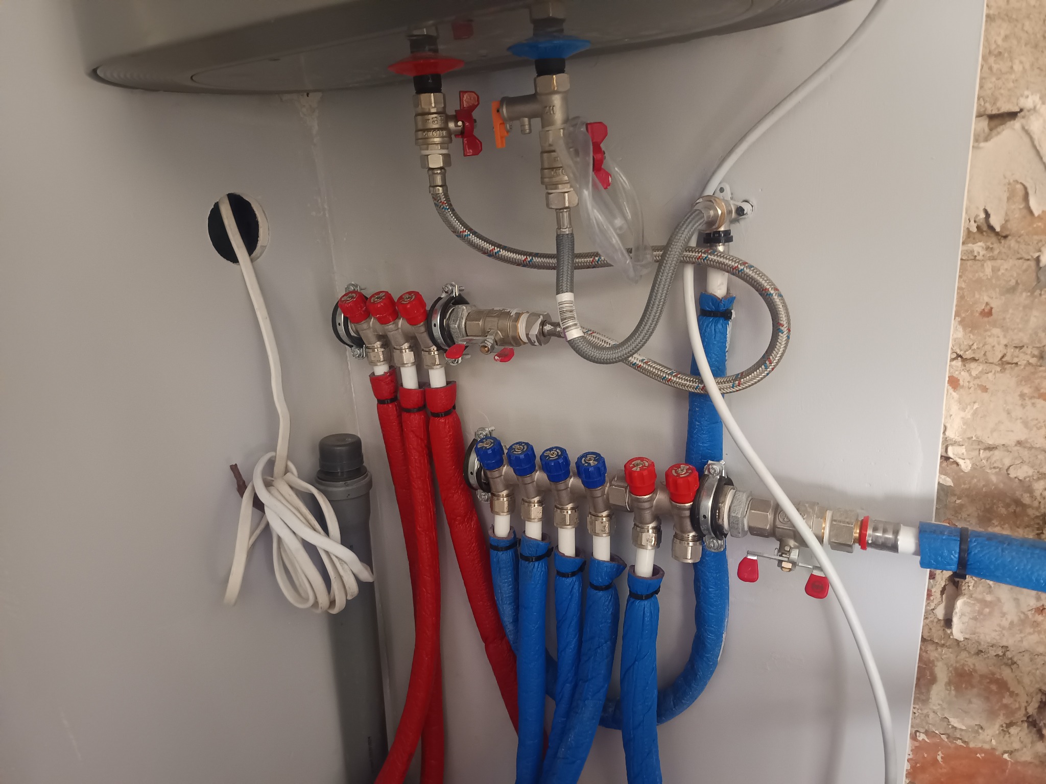 Instalacja hydrauliczna na rozdzielaczu.