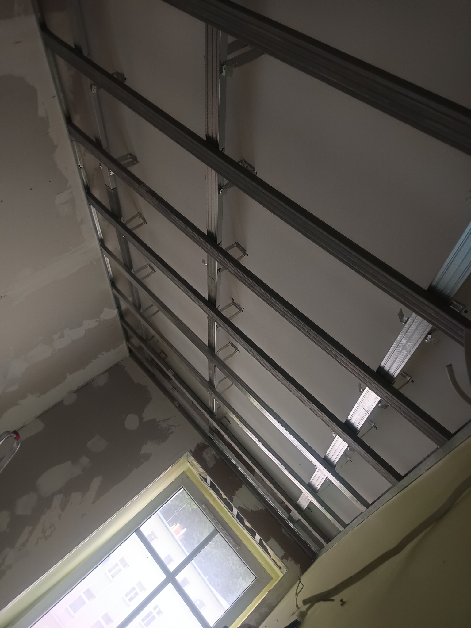 Sufity podwieszane, pojedyńcze, podwójne, krzyżowe.