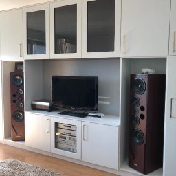 Projektowanie wnętrz Anna Żyjewska-Bas - zabudowa w pokoju, który jest i salonem i sypialnią i musi mieć dużo miejsca do przechowywania