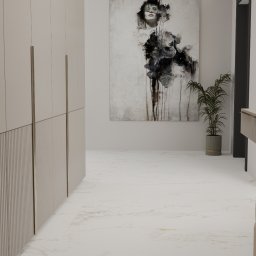 Projektowanie wnętrz Anna Żyjewska-Bas - Beżowa szafa wnękowa z ryflowanym frontem, obraz abstrakcyjny i toaletka z dekoracjami w jasnym wnętrzu z marmurową podłogą. Minimalizm i elegancja.