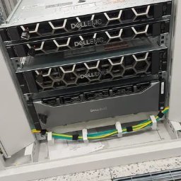 Część sprzętu w serwerowni w dużym przedsiębiorstwie.