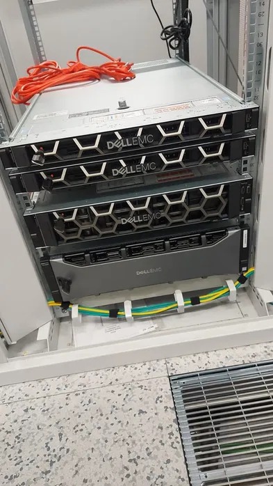 Część sprzętu w serwerowni w dużym przedsiębiorstwie.