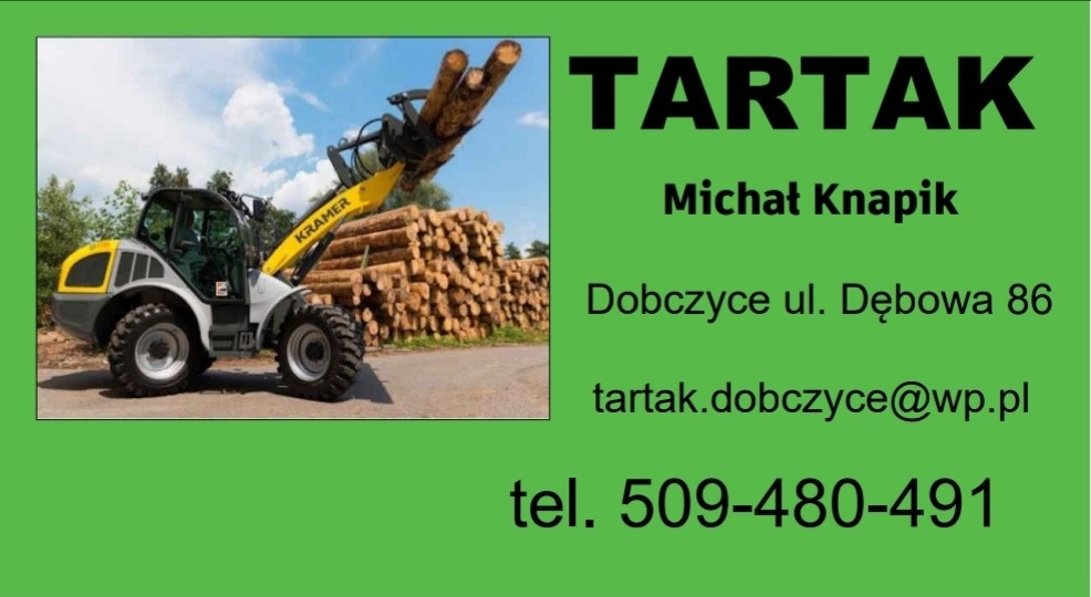 Żółto-szary wózek widłowy Kramer podnosi kłody drewna na tle stosu drewna. Obok dane kontaktowe tartaku: nazwa, adres, e-mail i numer telefonu na zielonym tle.