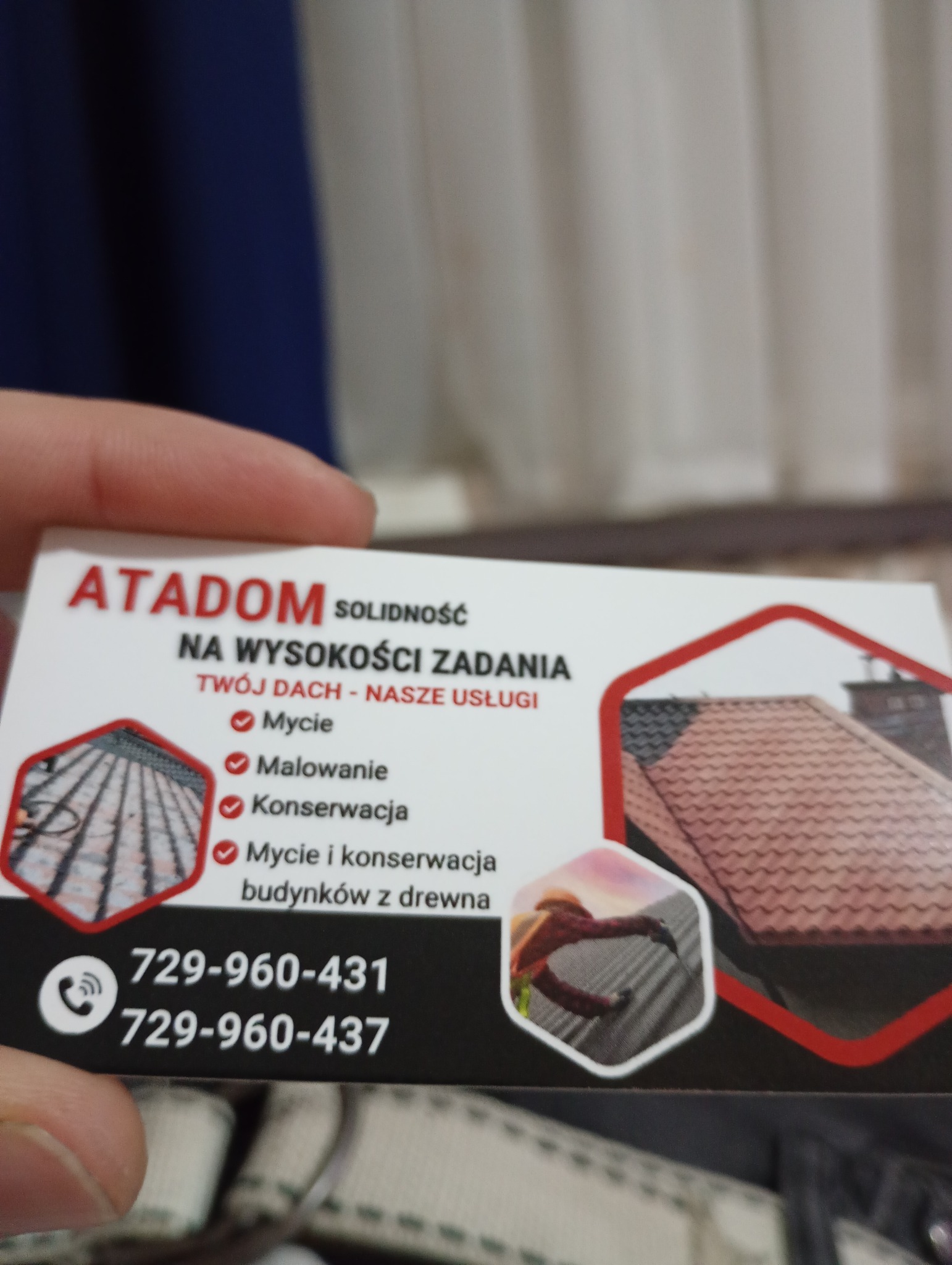 Wizytówka firmy ATADOM z ofertą mycia, malowania i konserwacji dachów oraz budynków drewnianych, z numerami telefonów i ilustracjami dachu przed i po usłudze.