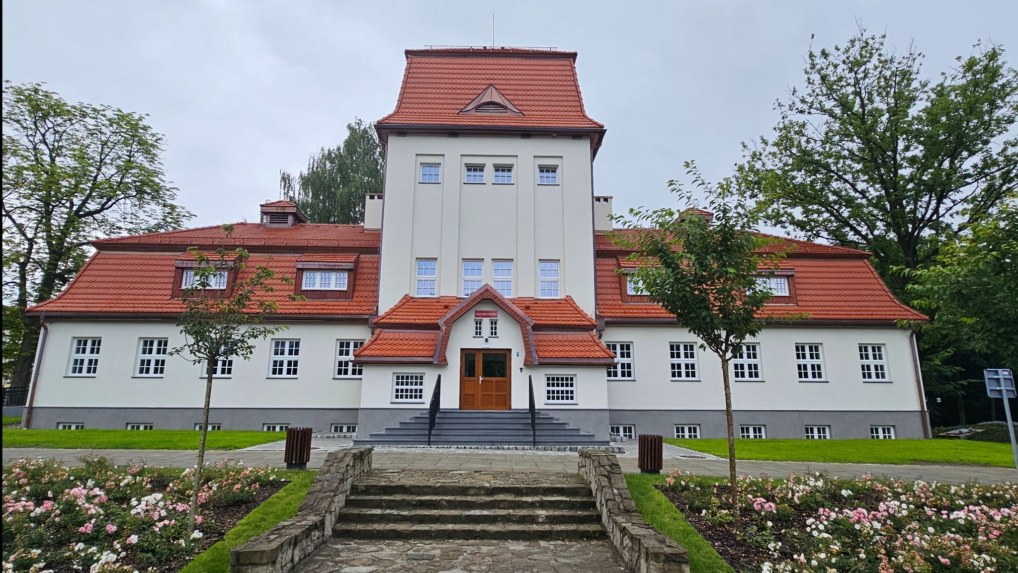 Kompleksowe wykonanie elewacji działając jako podwykonawca na budynku Galerii Historii Miasta w Jastrzębiu Zdroju.