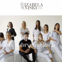 Zespół Izabela Niżnik Estetic Clinic na stronie WWW. Grupa osób w bieli i czerni, logo kliniki w górze. Napis 'Twoje piękno w dobrych rękach'.