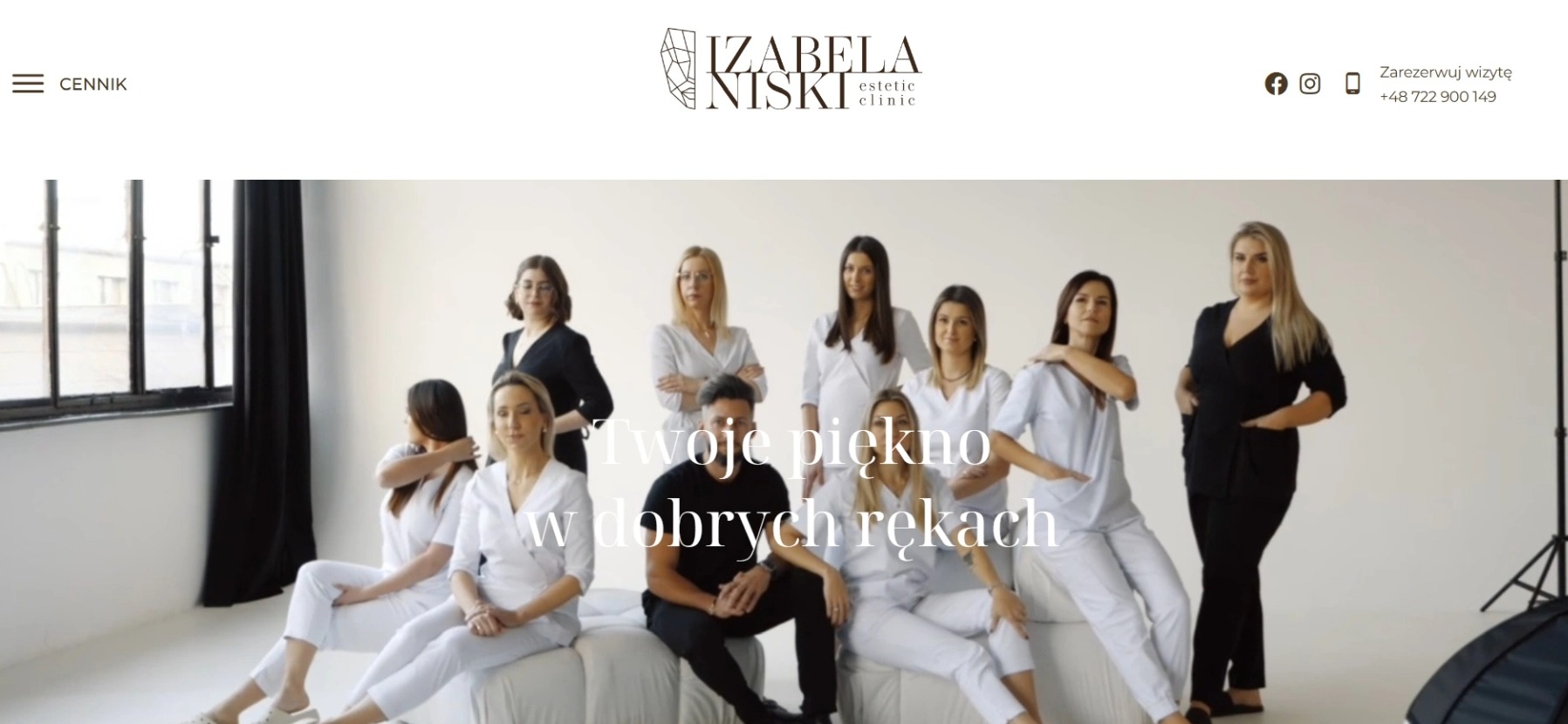 Zespół Izabela Niżnik Estetic Clinic na stronie WWW. Grupa osób w bieli i czerni, logo kliniki w górze. Napis 'Twoje piękno w dobrych rękach'.