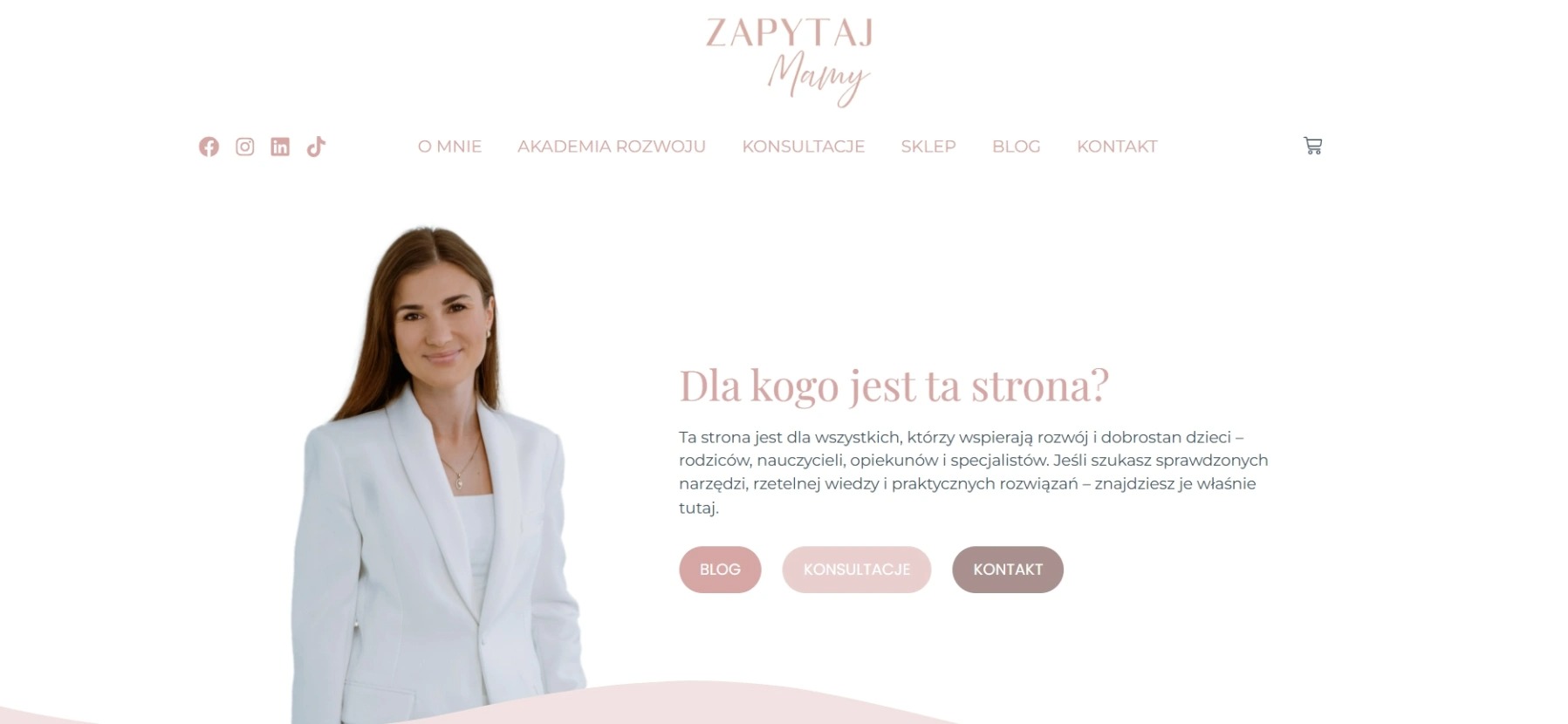 Minimalistyczna strona internetowa z wizerunkiem kobiety w białym żakiecie, logo 'Zapytaj Mamy' i hasłem 'Dla kogo jest ta strona?' w jasnej, pastelowej kolorystyce.