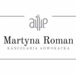 Eleganckie logo Kancelarii Adwokackiej Martyna Roman, z minimalistyczną grafiką i nazwą w stonowanej kolorystyce, umieszczone w prostokątnej ramce.