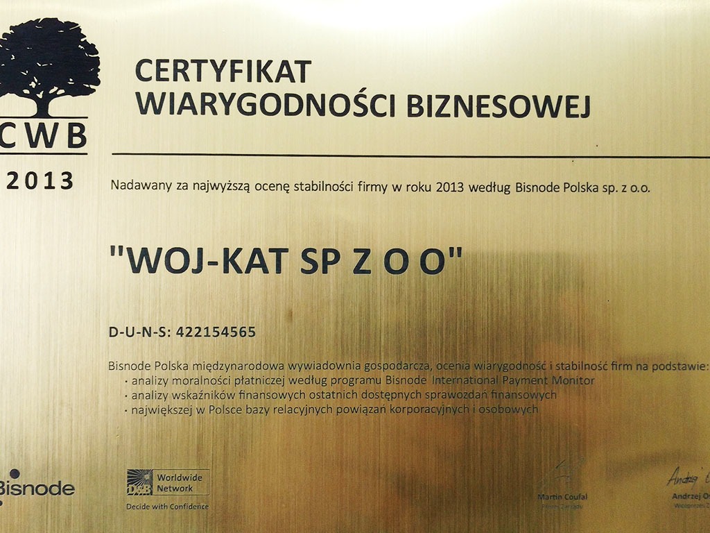 Certyfikat Wiarygodności Biznesowej dla 'WOJ-KAT SP Z O O' od Bisnode Polska, przyznany za stabilność firmy w 2013 roku. Złota tablica z logo i danymi firmy.