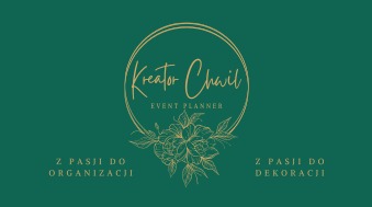 Graficzne logo firmy eventowej 'Kreator Chwil' w okręgu, z motywem kwiatowym i hasłami 'Z pasji do organizacji' i 'Z pasji do dekoracji' na zielonym tle.