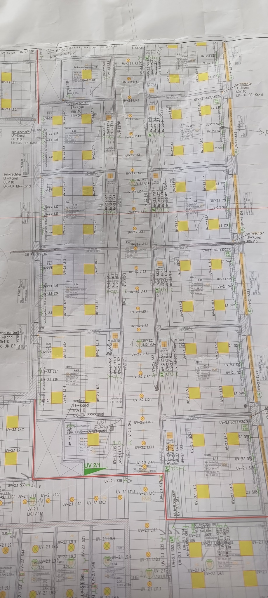 Plan rozkładu instalacji oświetleniowej z naniesionymi punktami świetlnymi i oznaczeniami technicznymi, widok z góry, na papierze w formacie A3/A4.
