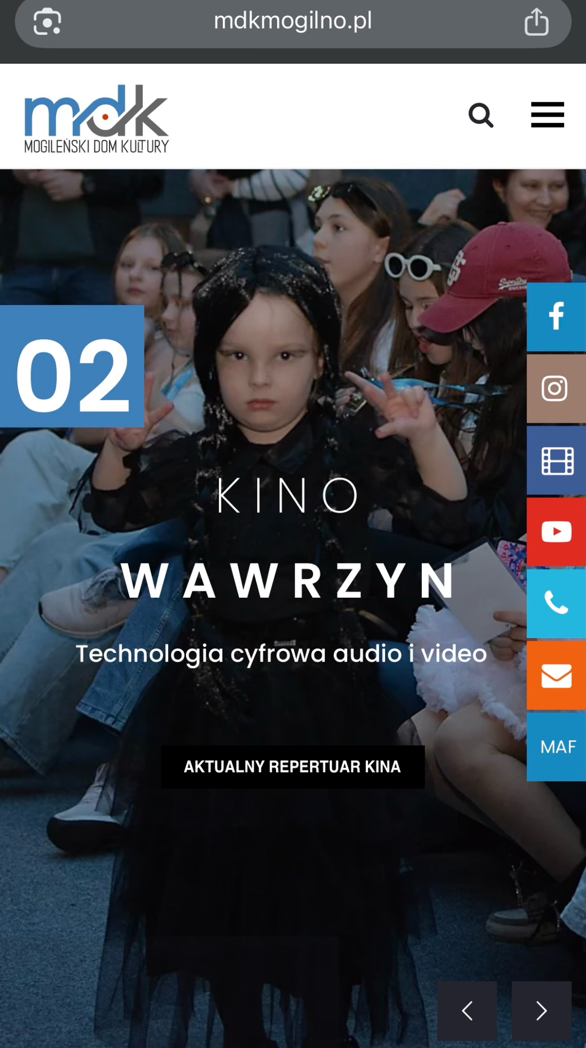 Plakat promujący kino 'Wawrzyn' z dziewczynką w przebraniu Wednesday Addams na pierwszym planie, otoczoną przez inne dzieci. Napis: Technologia cyfrowa audio i video.