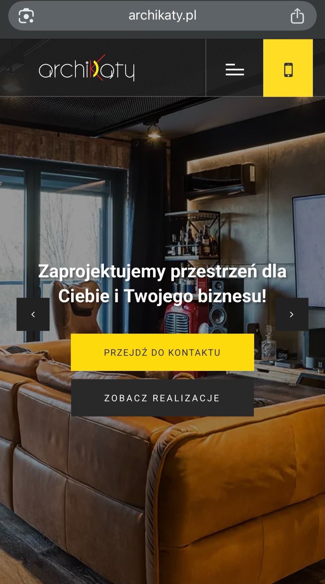 Strona www z prezentacją wnętrza: sofa, półka z alkoholem, napis 'Zaprojektujemy przestrzeń dla Ciebie i Twojego biznesu!', przyciski 'Przejdź do kontaktu', 'Zobacz realizacje'.
